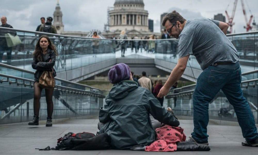 收入不平等量化主題視覺：呈現基尼係數走勢、財富分配金字塔與中產階級佔比變化