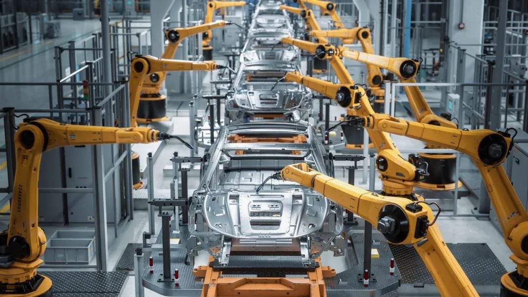 2026 年工業 5.0 智慧工廠中的高精度協作機器人產線，展示自動化設備與數位刻度模型在汽車製造業的深度應用